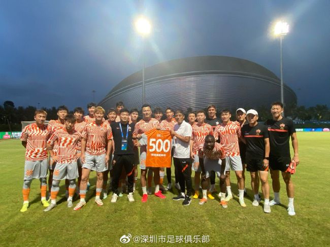 比赛开始，双方开场阶段势均力敌，比分交替领先，辽宁持续发力内外开花占据场上主动，张镇麟连续拿分，上海不断冲击内线得手顽强咬住，此后上海三分四连击，辽宁同样外线开火连中三分迅速回应，半场战罢辽宁54-52领先2分。